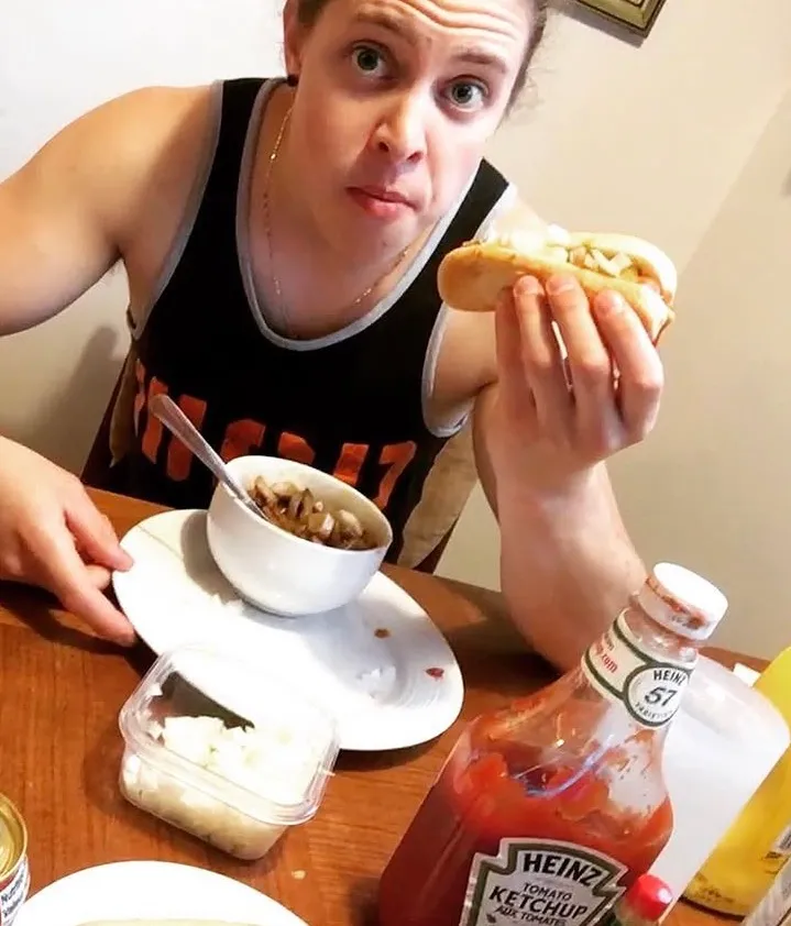 Mike, à la 4e heure de son hot-dog.