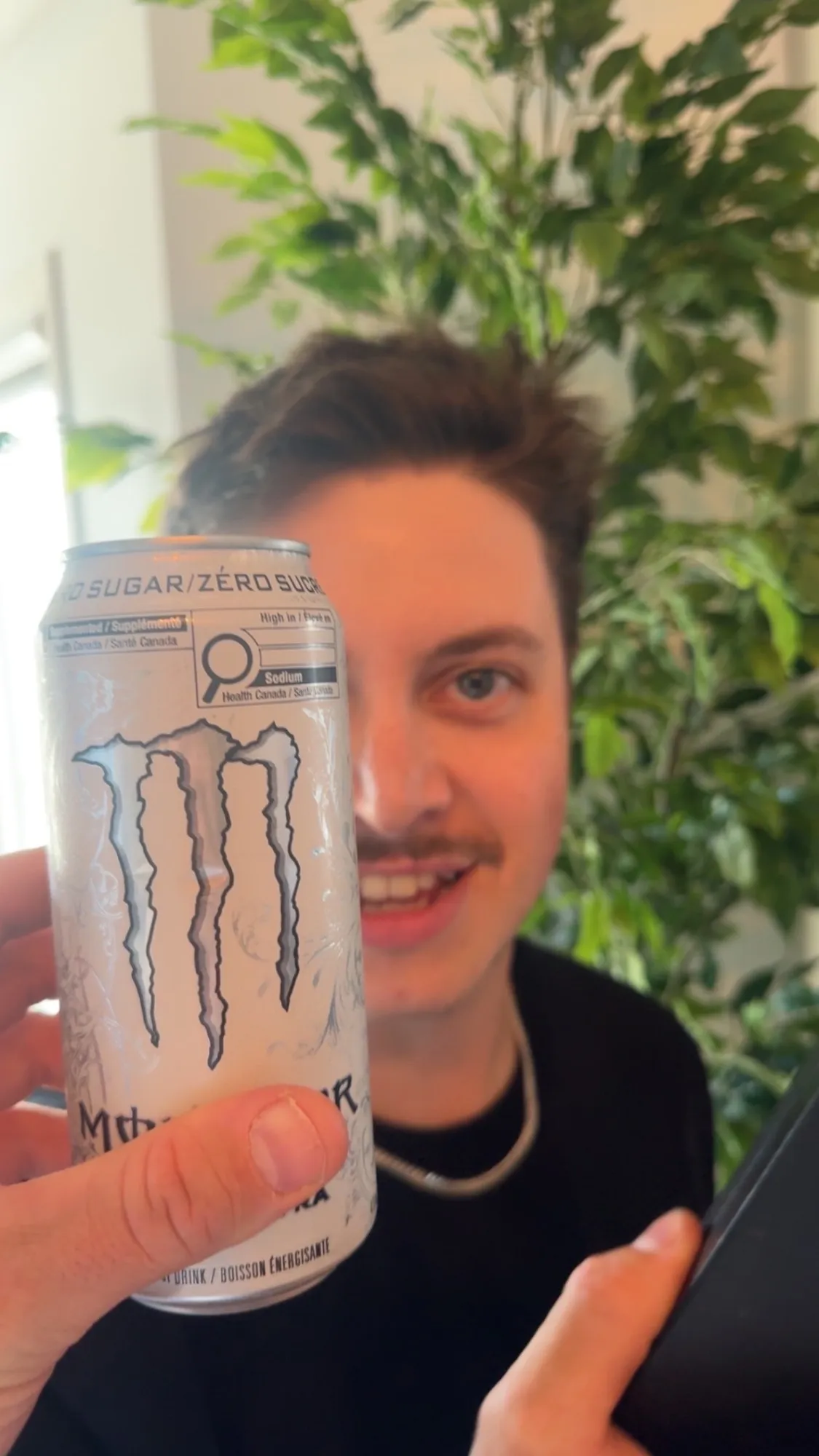 Mike, présenté ici avec un produit qui, lui, est approuvé par Santé Canada.
