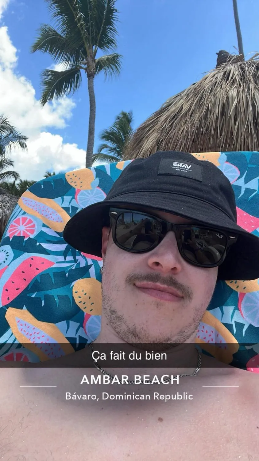Le président à vie, gouvernant depuis une chaise longue à Bávaro.